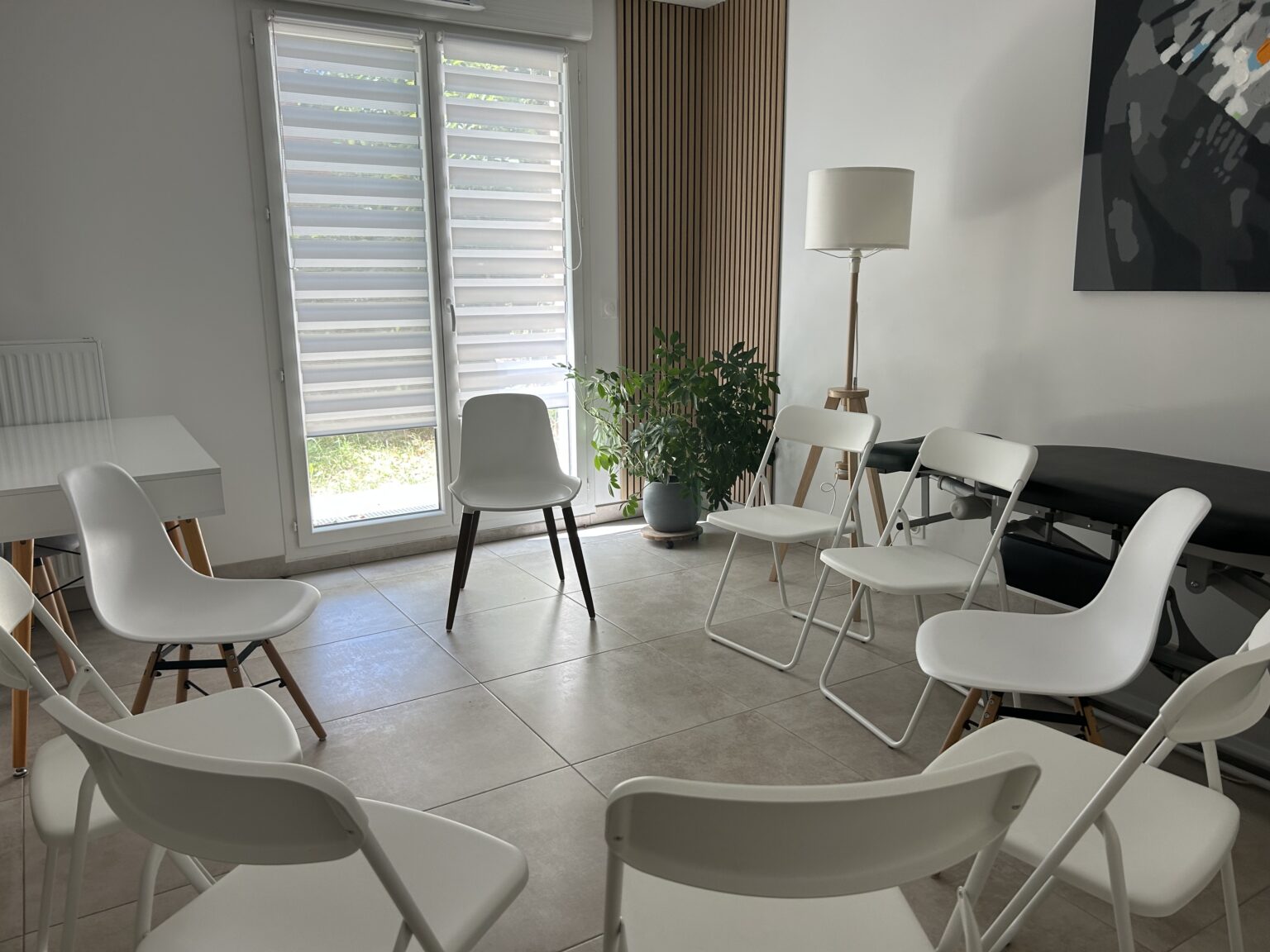 Chaises disposées en cercle dans mon cabinet lumineux, offrant un cadre sécurisant pour vos séances de sophrologie en groupe à Voisins-le-Bretonneux.