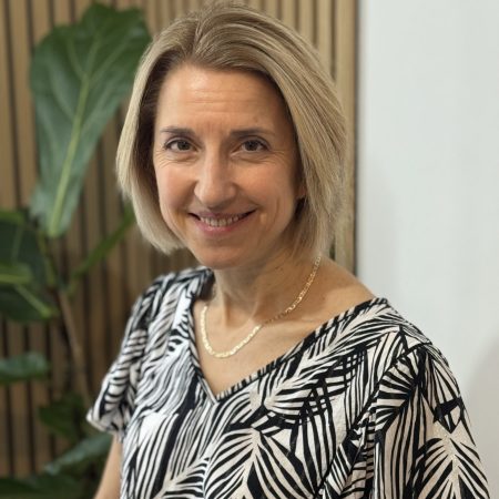 Photo de Nathalie Pharasyn, praticienne en sophrologie, assise dans son cabinet de Voisins-Le-Bretonneux